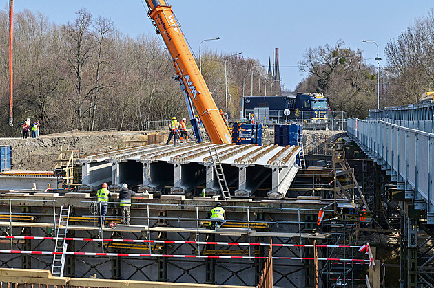 Růst cen ropy už prodražil plasty, izolace i asfalt. První stavby mají problémy