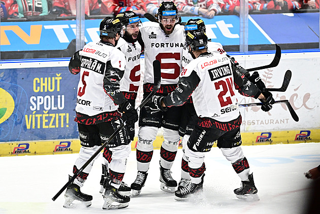 ONLINE: Sparta otáčí duel v Pardubicích. Třinec udolal Vary a je ve finále