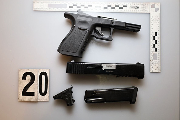 Balík peněz, kila drog i střelné zbraně. Policisté zadrželi dealera z Nuslí