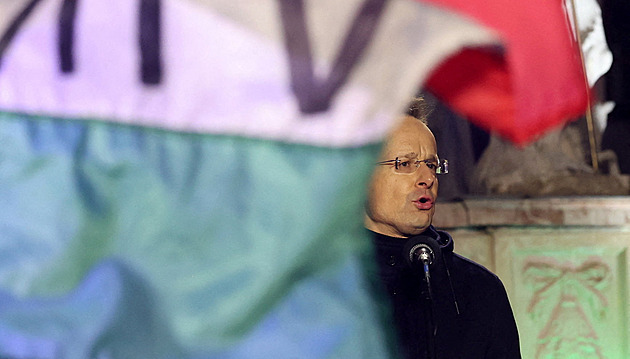 Kam zmizel Szijjártó? A koho vezla dvě armádní letadla do Afriky? řeší Maďaři