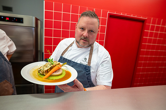 Ve zlínské kovárně si pochutnali. Obědové menu jim uvařil michelinský šéfkuchař