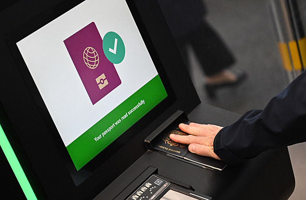 Nové letištní kontroly způsobují chaos. Lidé čekají hodiny, některým spoj uletí