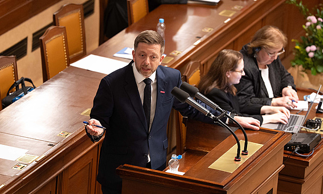 Lex vyhazov. Snažíte se dostat na vodítko státní správu, vytýká vládě Rakušan