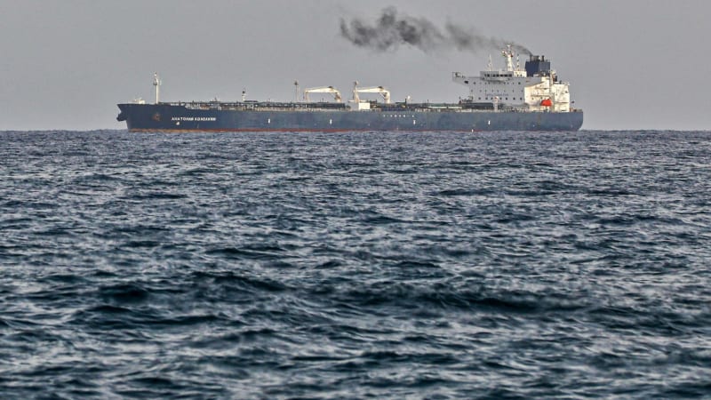 Ceny ropy prudce klesají. Trhy reagují na otevření Hormuzského průlivu Íránem