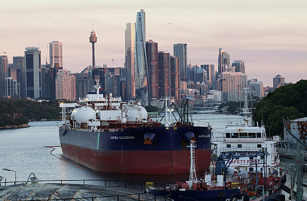 Kdo chce ropu hned, musí si pořádně připlatit. Proč se ceny na trhu tak liší?