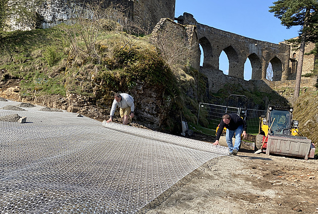 Hrad Velhartice chrání novinka, do cesty poprvé uložili speciální geomříž