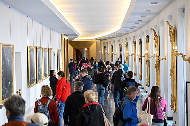 Pražský hrad se otevřel lidem. Mohou navštívit sály i zahrady, zájem je velký