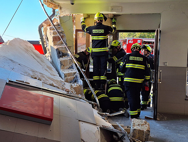 Dva mrtví při divokém předjíždění. Opilý viník vyvázl nezraněný, stíhá ho policie