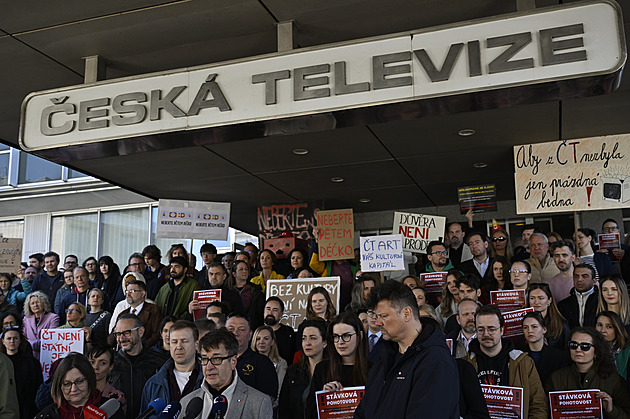 Stávkovou pohotovost vyhlásila i televize. ČT nedáme, skandovali pracovníci