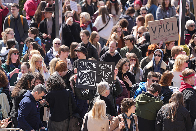 Protesty studentů ONLINE: Na podporu médií opustili výuku. Bojíme se o ně, říkají