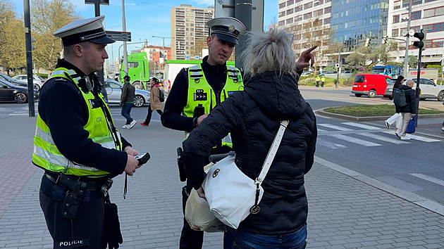 Policie v Praze se zaměřuje na neukázněné chodce. Pravidla ignorují i cyklisté a kurýři