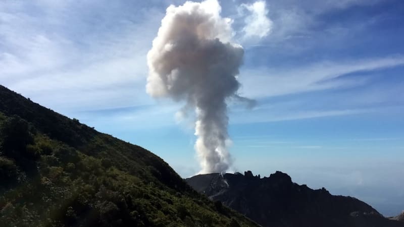 Sopka vybuchla turistům pod nohama. Dramatické záběry ukazují běh o život v Guatemale