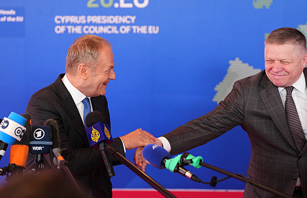 Konečně tu nejsou Rusové, chválil si Tusk na summitu. Laškoval s Ficem