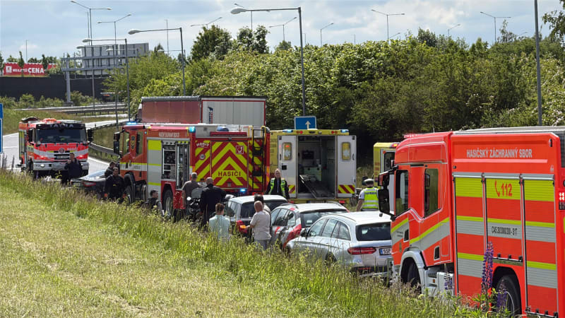 Nehoda kamionů uzavřela Pražský okruh. Vzlétl vrtulník, zraněného řidiče odvezla sanitka