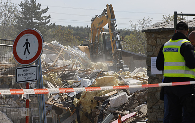 Černou stavbu na Znojemsku zboural bagr, majitel zkroušeně sledoval mizející domov