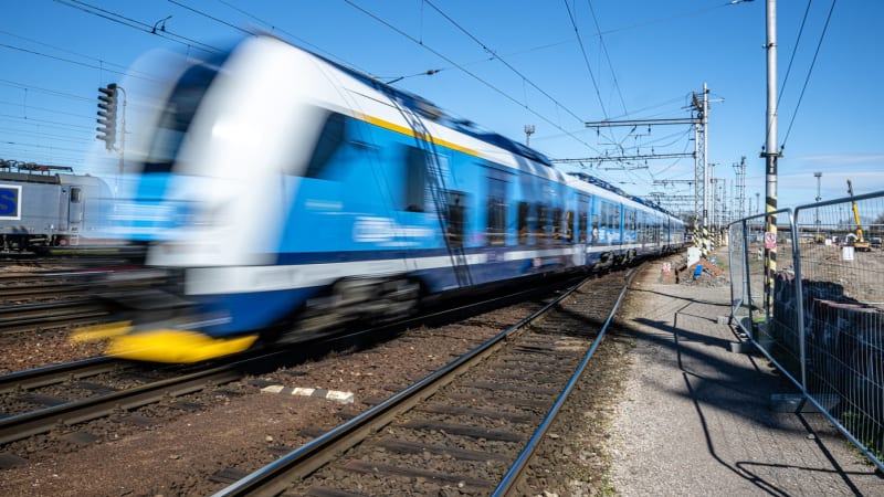 Rychlík v Praze srazil člověka. Trať na Kolín stojí, dálkové spoje nabírají zpoždění