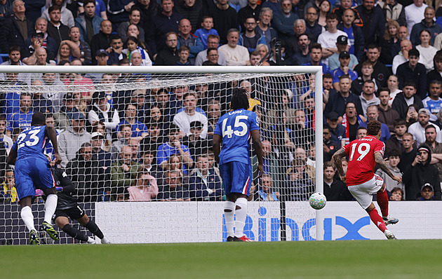 Chelsea prohrála šestý ligový zápas v řadě, padla s Nottinghamem. City vyzve Everton