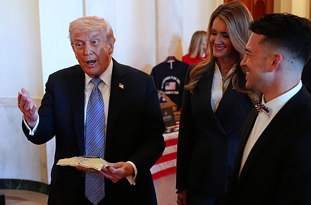 Trump bagatelizuje ekonomické důsledky války. Průzkumy ale hovoří jinak