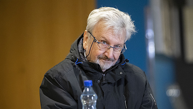 Psychiatr Cimický souzený za sexuální útoky stále léčí ženy. Podle komory může