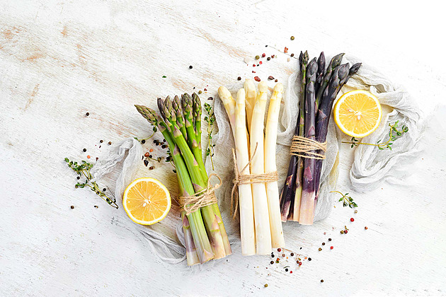 Jezte špargl, asparagus, prostě chřest. Jeho sezona je dlouhá, ale není nekonečná