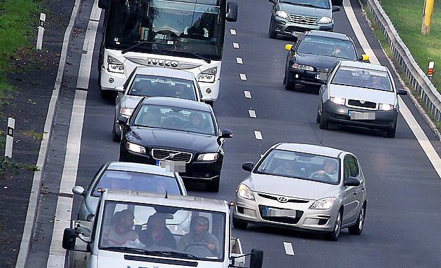 Na D55 se v obou směrech tvoří kolony, u Spytihněvi bouraly náklaďák a motorka