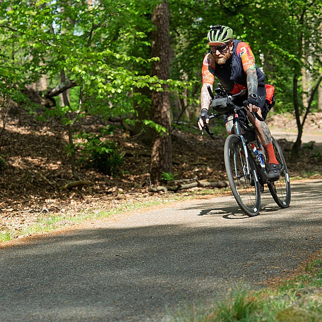 Slalom mezi ovcemi, halucinace i jízda výkaly. Cyklistický ultramaratonec vypráví