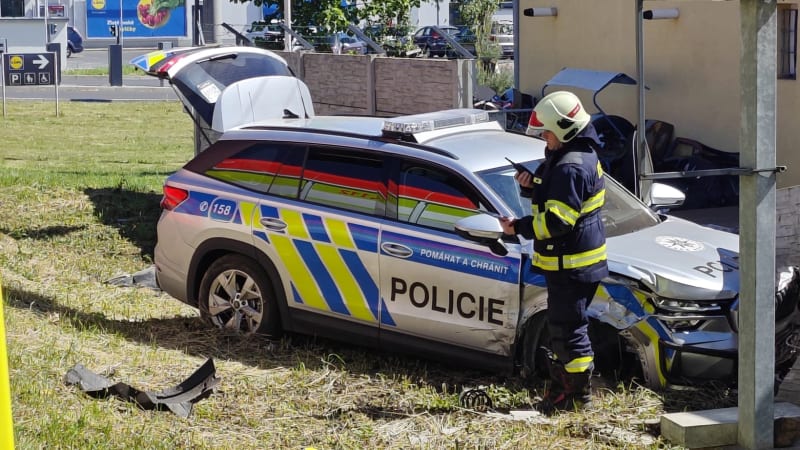 Zasahující policisté v Teplicích bourali. Služebním vozem prorazili zeď autoservisu