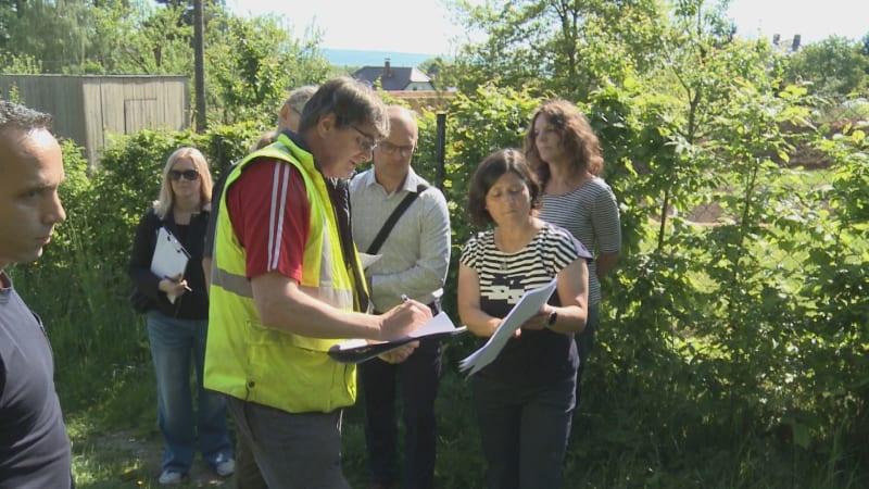 Bizarní spor o cestu v Lipnici: Sousedé jezdí majitelům přes pozemek, dohodu odmítají