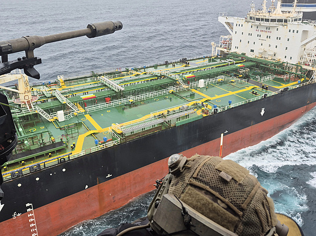 Čtvrtý zářez. Francie zadržela v Atlantiku tanker plující z Ruska, Moskva reagovala