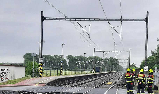 Nákladní auto strhlo na koridoru u Kolína trolej, poškozené jsou stovky metrů