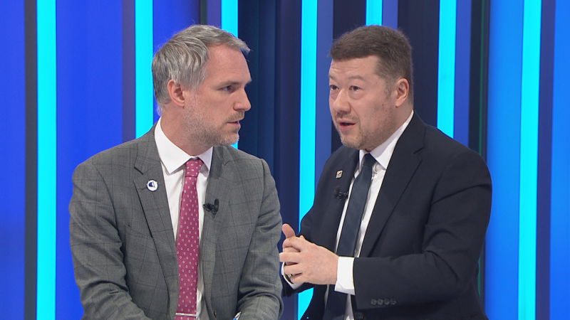 Nečekané námluvy ve Sněmovně: Okamura loví u Pirátů, láká je na referendum. Hřib má jasno