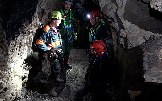 Komínem 70 metrů, 300 horizontálně. Nová důlní ferrata vede historickou štolou