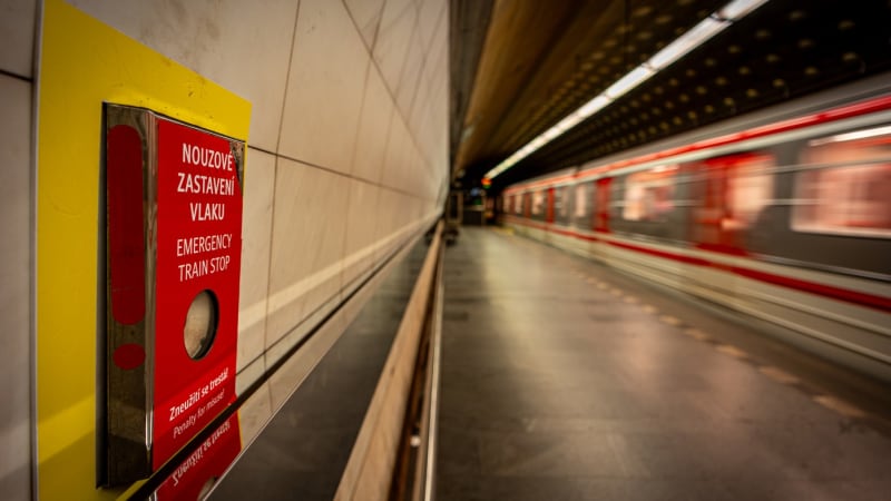 Metro na části trasy C nejezdí, souprava srazila člověka. Jezdí náhradní autobusová doprava