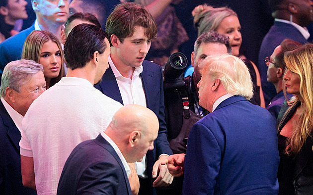 Dvoumetrový Barron Trump se po odmlce ukázal na veřejnosti, na UFC přišel s blondýnkou