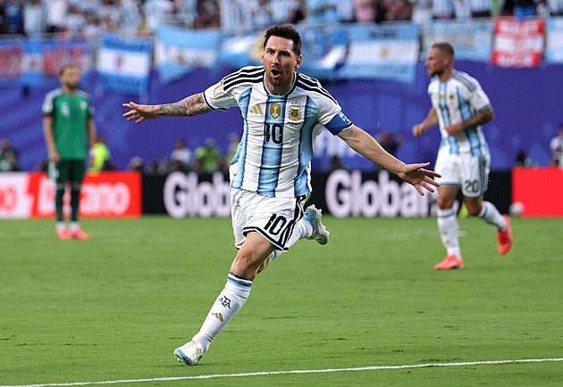 ONLINE: Argentina - Alžírsko 2:0. Messi z dorážky dává druhý gól obhájců titulu