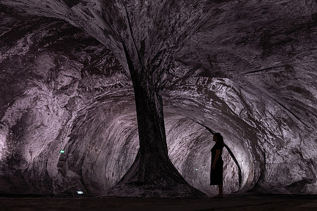 Monumentální sloupy i speciální vůně. Slavný most se změnil v jeskyni, nahlédněte