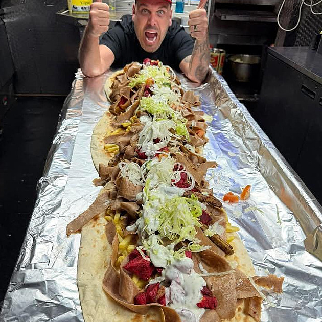 Obří kebab a možná i levnější lék na zácpu. Desetikilové monstrum pobláznilo Anglii