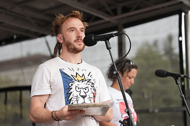 Milion chvilek oznámil další velkou demonstraci. Babiše vyzval Minář k duelu