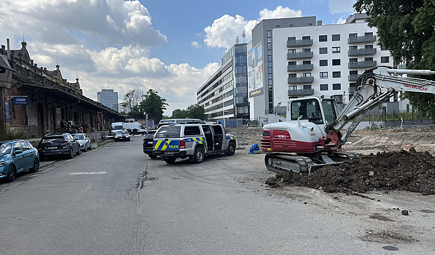 Nález munice paralyzuje centrum Brna. Lidé se evakuují, zastavily se i vlaky