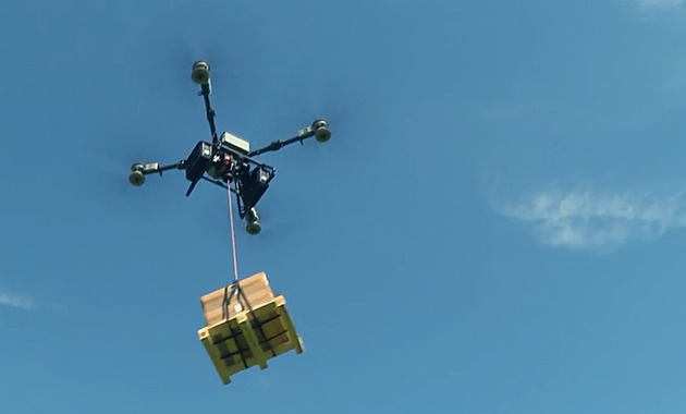 Nákladní dron s nosností 100 kg je v Česku. Pomůže hasičům i na stavbách
