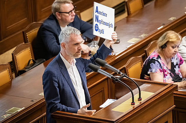 Piráti navrhli jednat o vedru či o tom, že Babiš neumí říci Macinkovi ne
