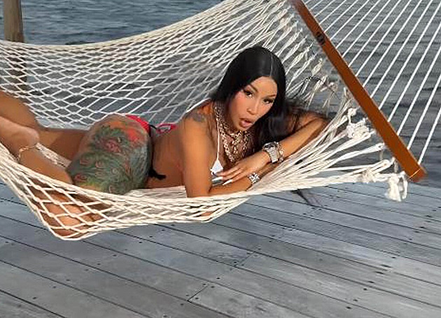Nechala jsem si zmenšit zadek, ale víc to nejde, říká raperka Cardi B