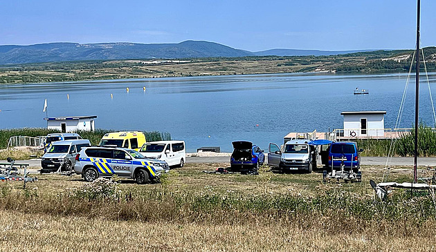 Pátrání na jezeře Most pokračuje. Policie zachraňovala další dva paddleboardisty