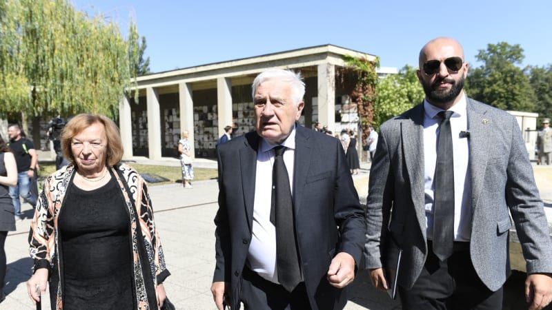 Poslední rozloučení s Milanem Knížákem: Odmítejme jako on každou lež a faleš, řekl Klaus
