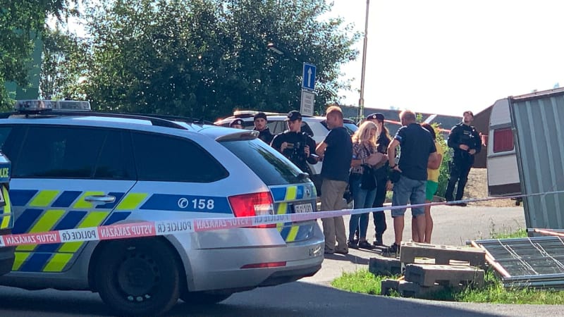 Útok v Tanvaldu: Pachatel měl pobodat tři lidi, na místě zasahuje policie