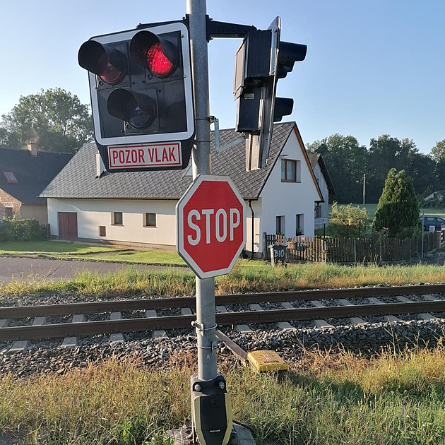 Trať mezi Prahou a Berounem stojí, vlak se srazil s autem. Zraněné jsou i děti