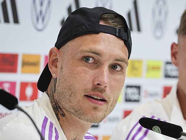 Nečekaná výměna rolí. Hvězda fotbalové bundesligy tetovala vlastního tatéra