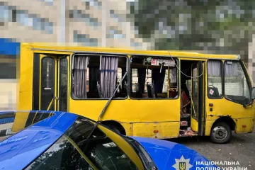 Ruský dron zasáhl mikrobus v Chersonu, Ukrajina opět mířila na ruský průmysl