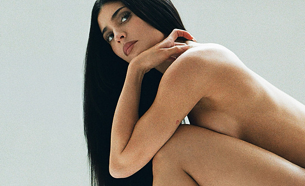 Modelka Kylie Jennerová provokuje nahá v reklamě na novou kolekci bot